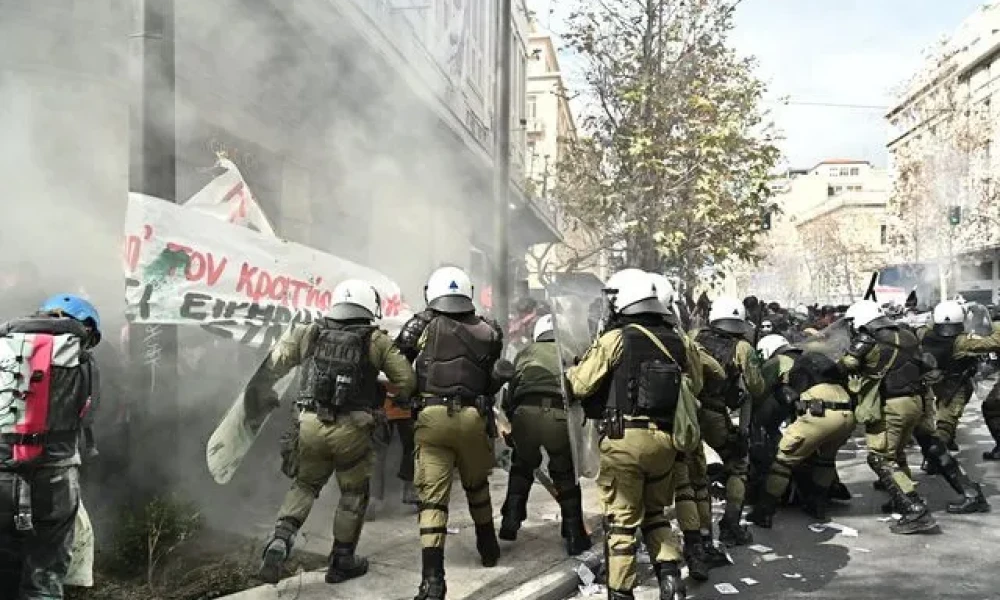 Δικογραφία για κακούργημα στους συλληφθέντες των επεισοδίων στο Σύνταγμα – Στο αυτόφωρο μέλη του «Ρουβίκωνα» για το πανό στην Hellenic Train